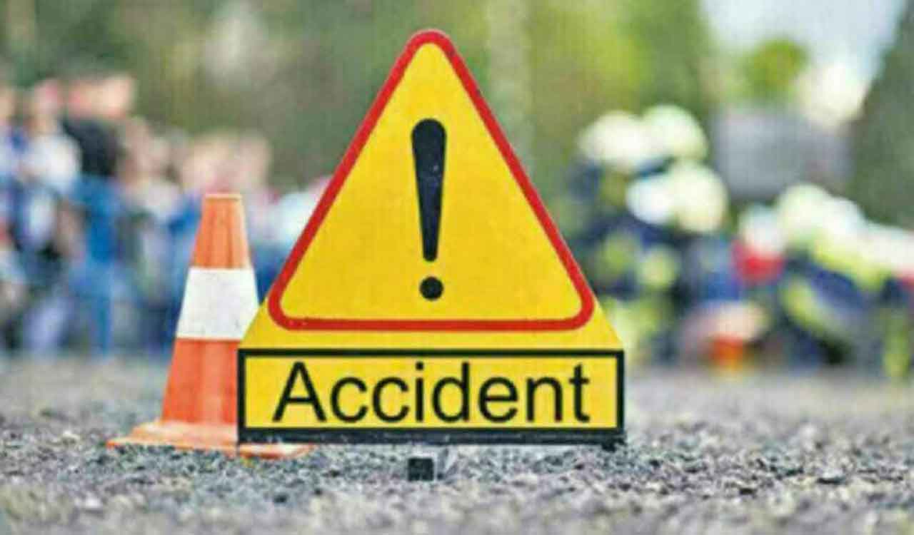 Model school students, two teachers injured as lorry hits auto near Ramayampet