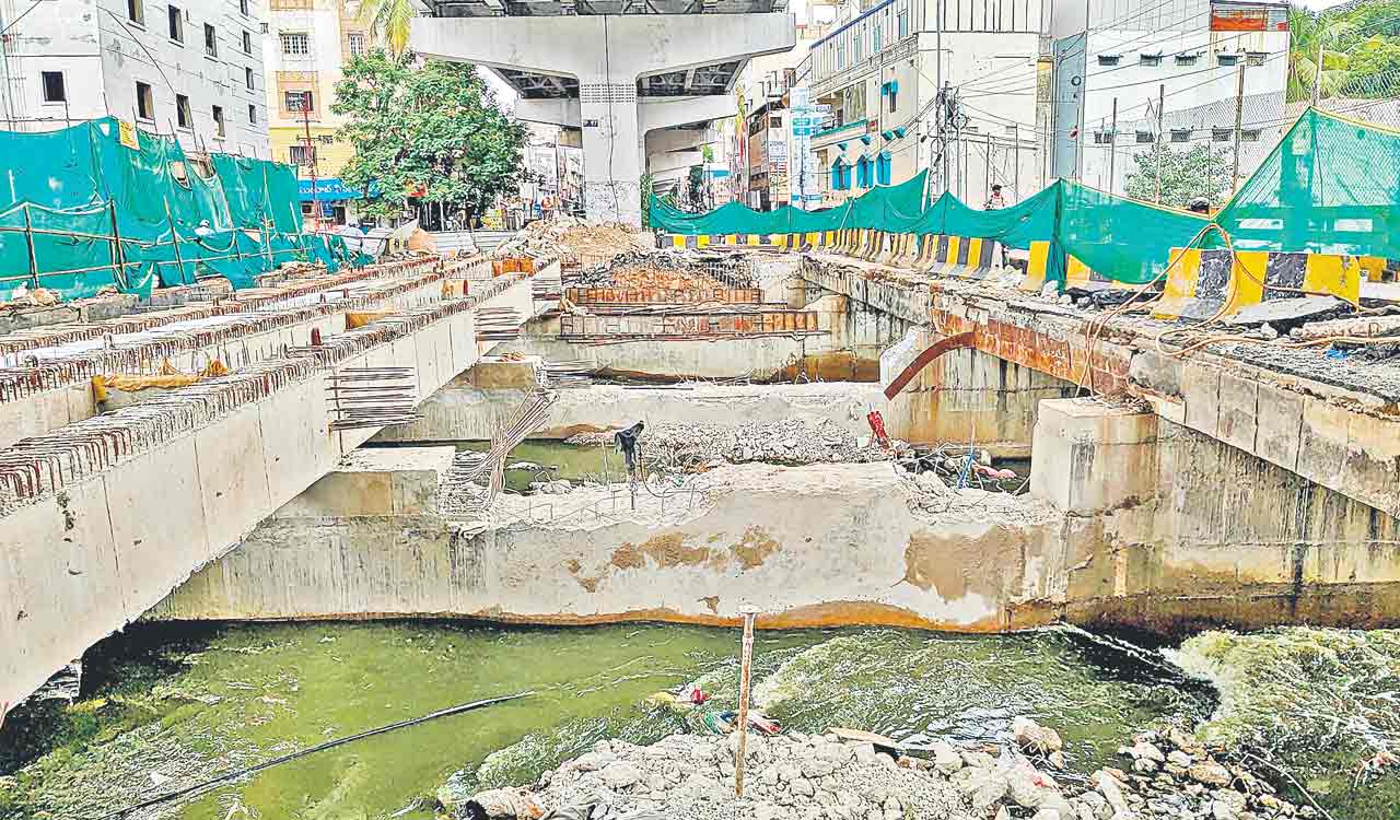 Delay in GHMC bridge work worsens traffic at Ashok Nagar