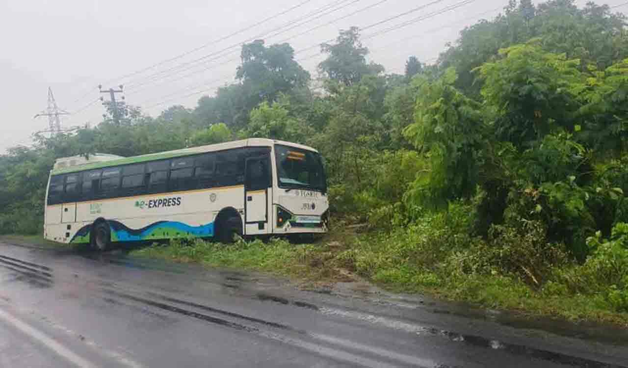 TC electric bus driver loses control, veers off the road, passengers safe