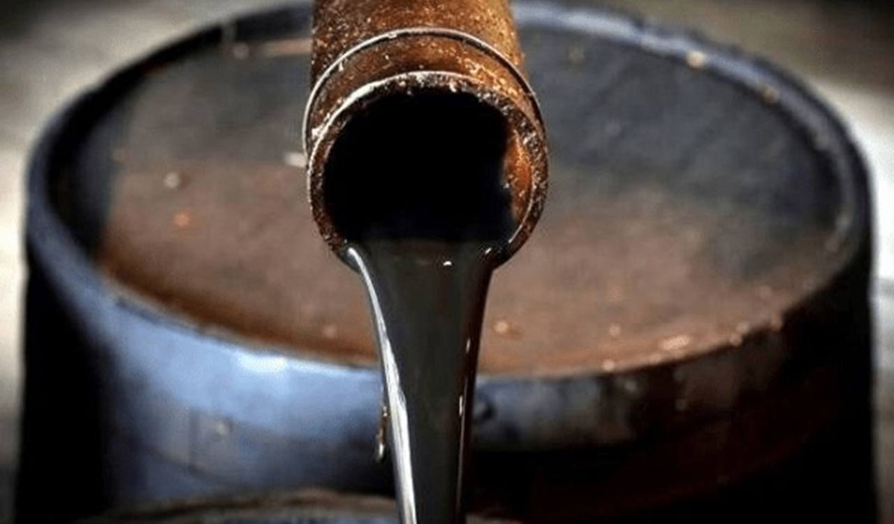Crude oil futures climb to Rs 7,404 per barrel