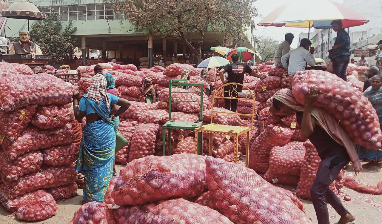 Govt monitors onion prices, plans calibrated buffer releases to check volatility