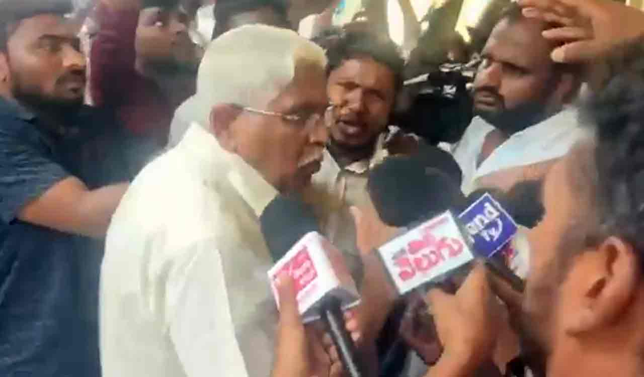 Unemployed youth confront TJS chief Kodandaram in Hyderabad