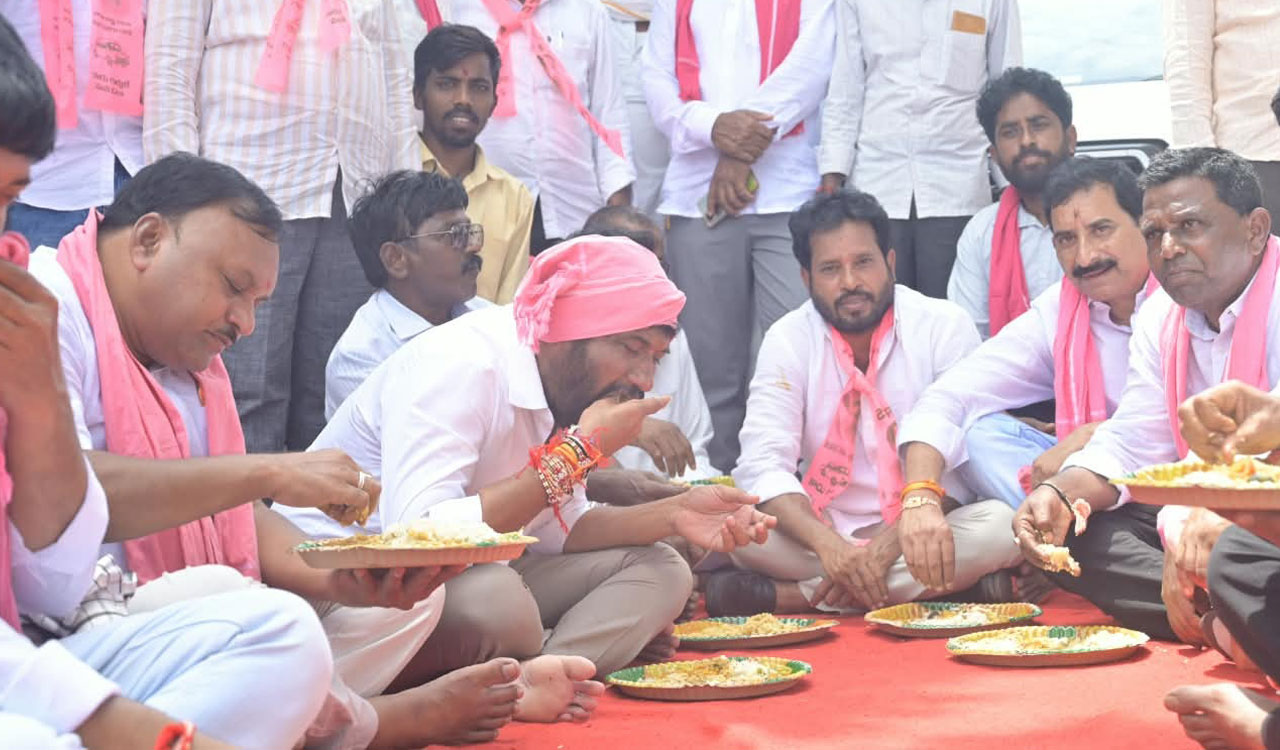 Boath MLA carries hanging ropes to protest erratic power supply in Adilabad