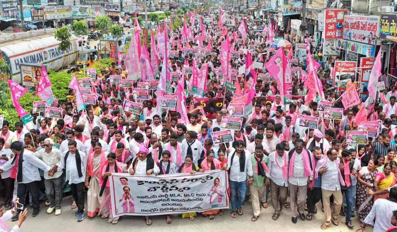 BRS cadres took to streets in Khammam over arrest of party leaders at Assembly