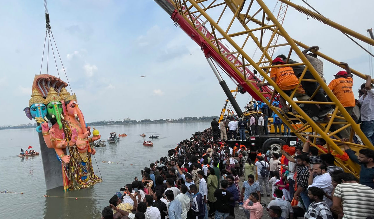 Khairatabad Bada Ganesh idol immersed in Hussain Sagar