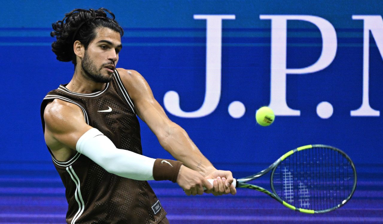 Alcaraz survives first-set scare, storms into US Open third round