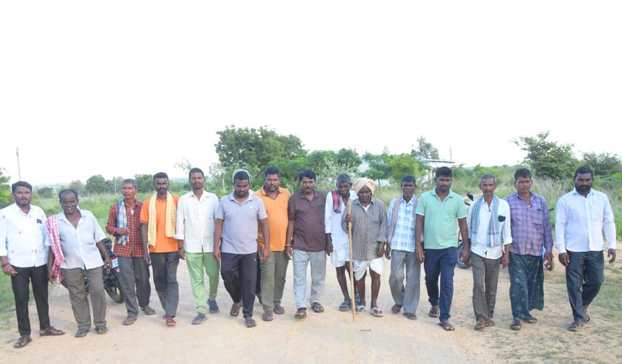 Erravalli farmers oppose survey near K Chandrashekhar Rao’s agricultural lands