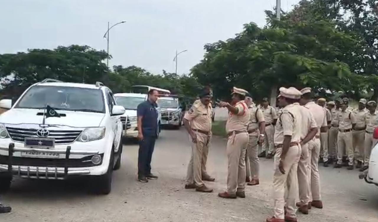 Heavy police deployment as Congress threatens siege at KCR’s Erravally residence