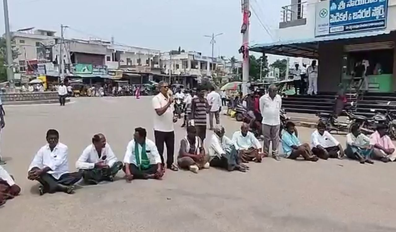 Farmers protest in Minister Ponguleti’s constituency in Khammam over power cuts