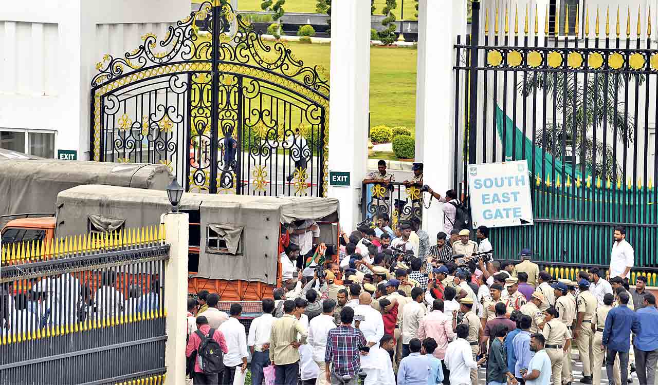 Fee reimbursement protests rock Hyderabad, BJP leaders detained