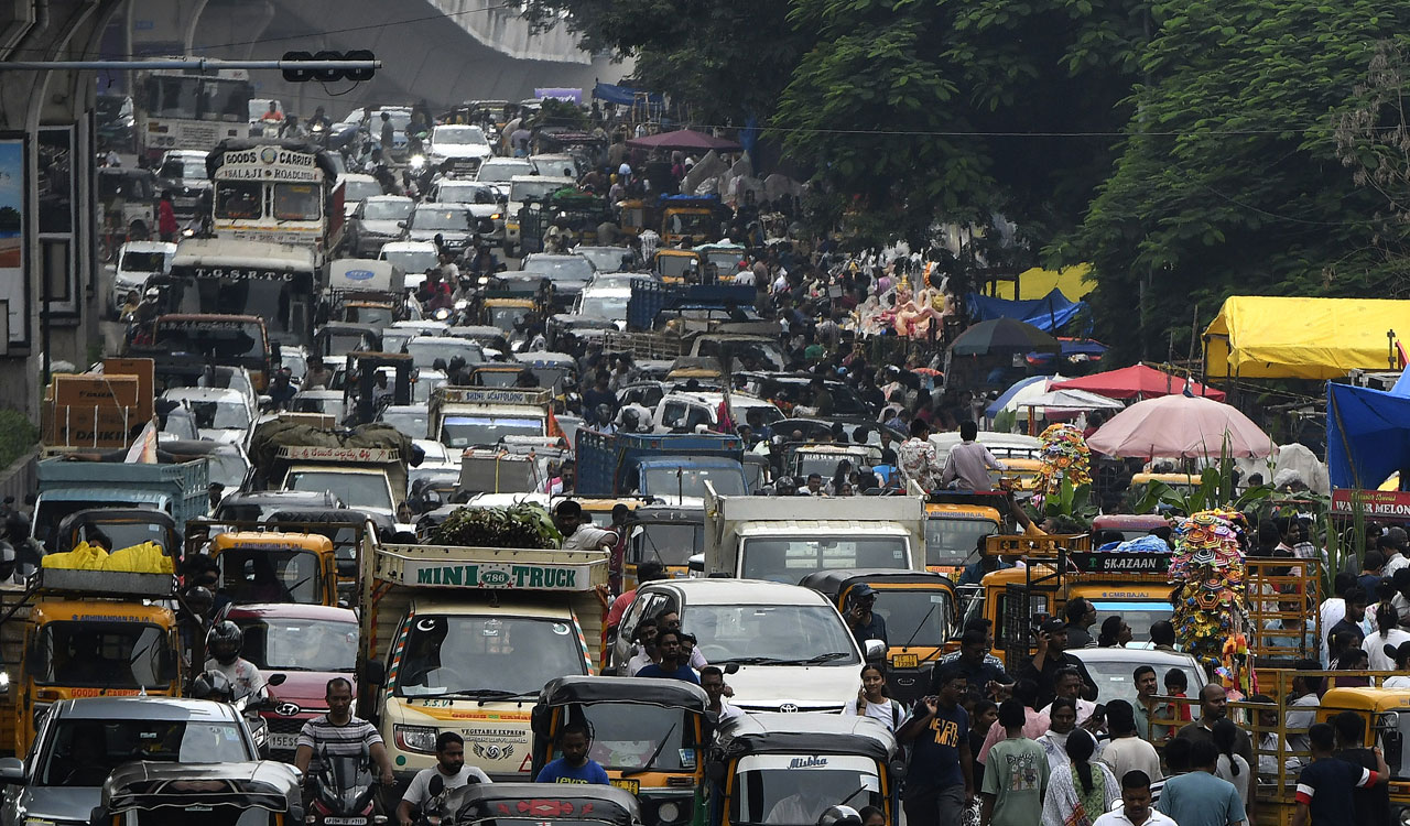 Ganesh Chaturthi rush grips Hyderabad markets, traffic slows