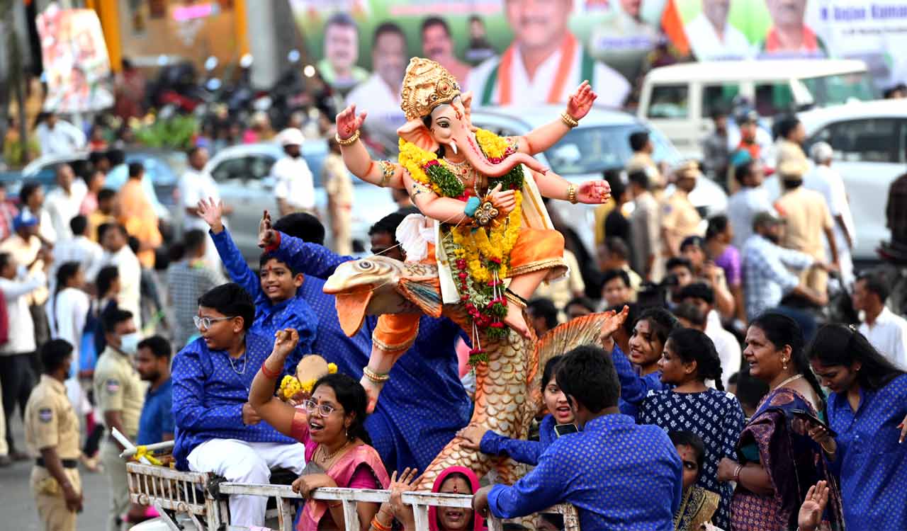 Ganesh idol immersions begin at Hussain Sagar on third day of festivities