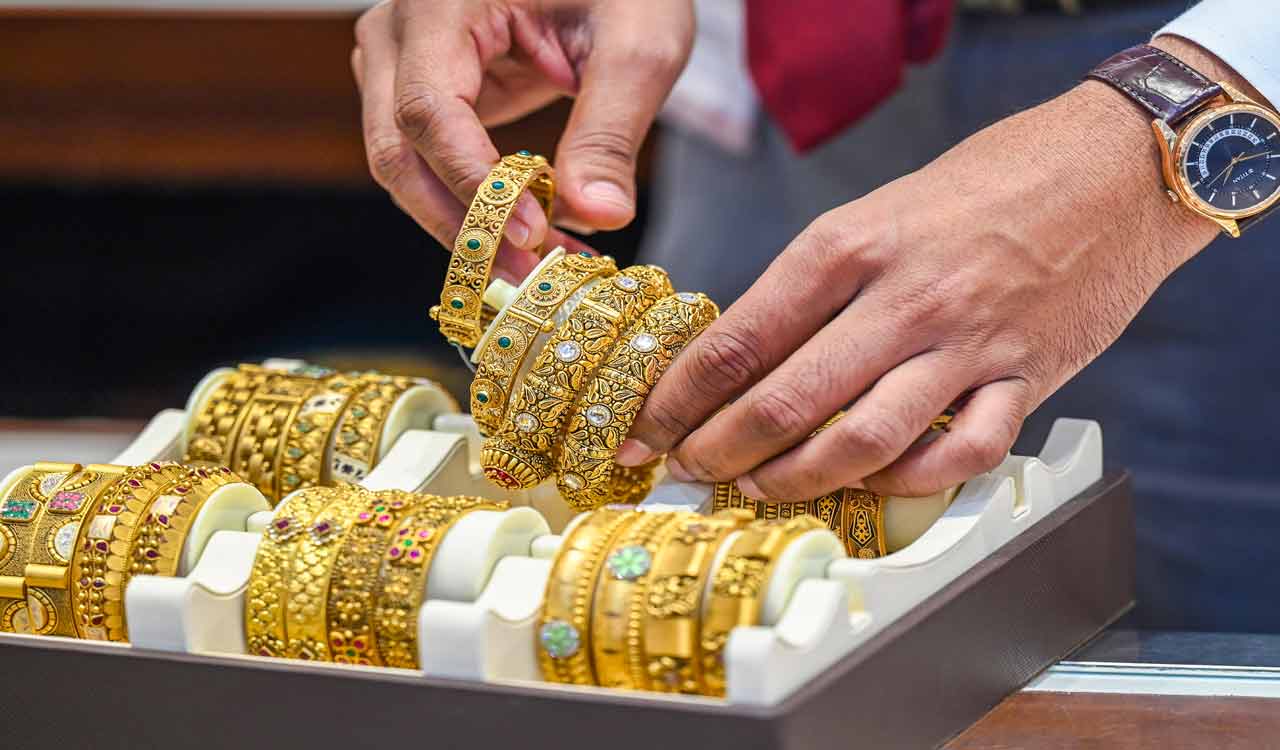 Gold, silver trade up to 1 pc lower amid elevated US yields, geopolitical tensions