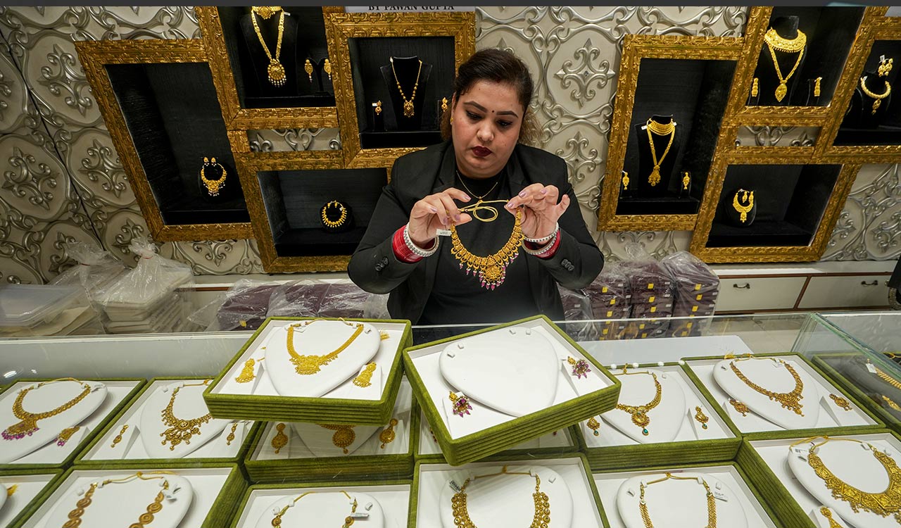 Gold futures slip for 7th day, drop to Rs 1.5 lakh/10g amid US-Iran tensions