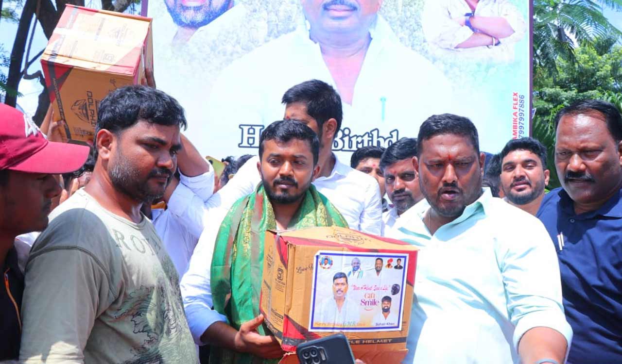 Helmets distributed to gig workers on Patancheru MLA Mahipal Reddy’s birthday