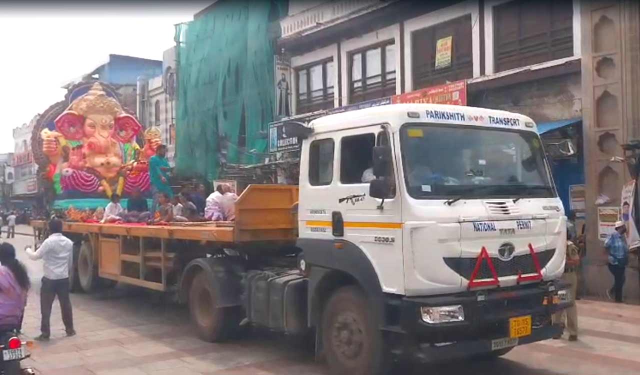 Hyderabad: Ganesh idols pass Mecca Masjid amid Friday prayers, heavy security