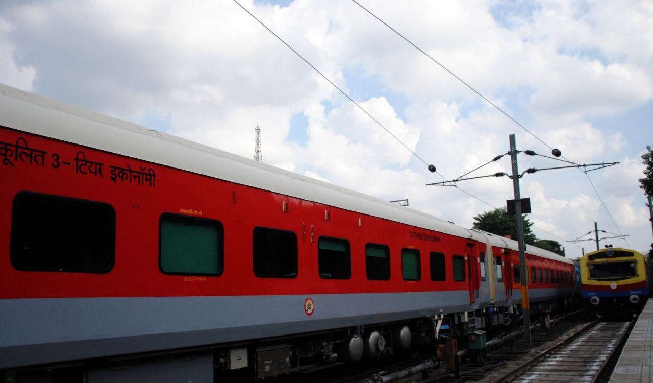 Hyderabad: OHE failure after power lines snap over Intercity Express near Moulali