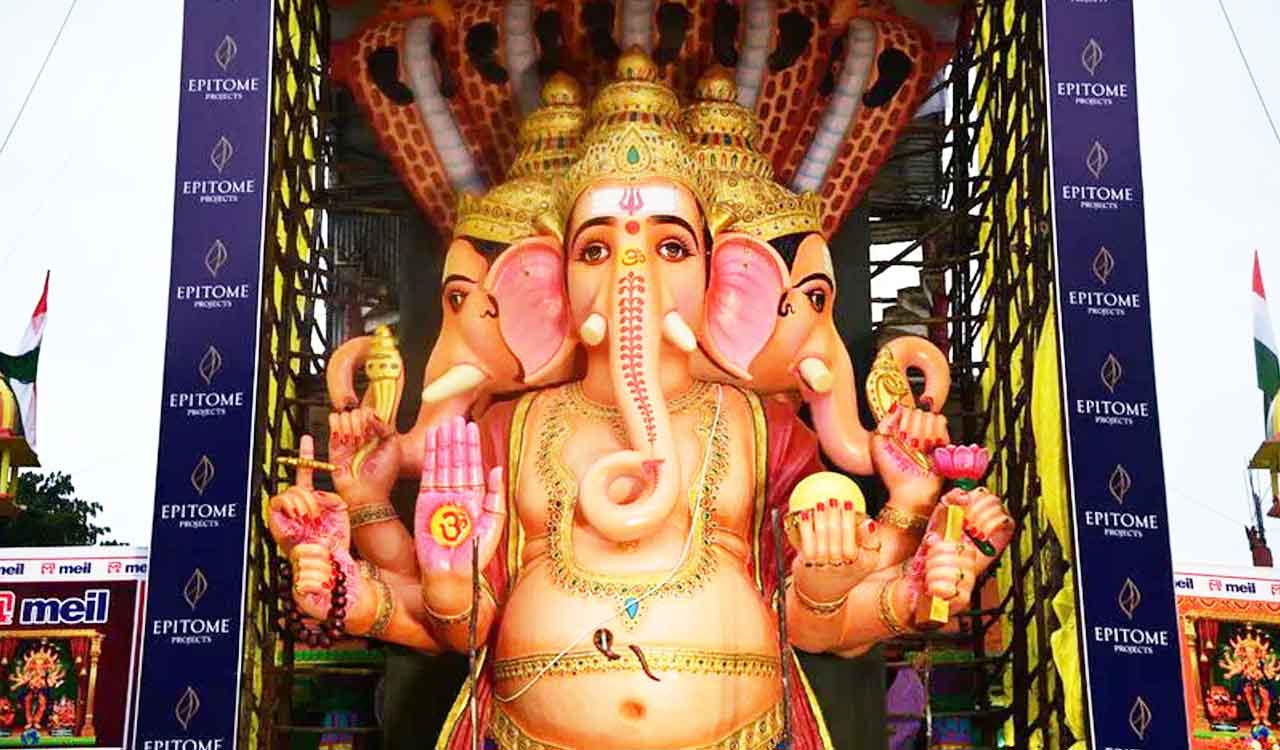 Hyderabad: Khairatabad Ganesh draws huge crowds despite heavy rains