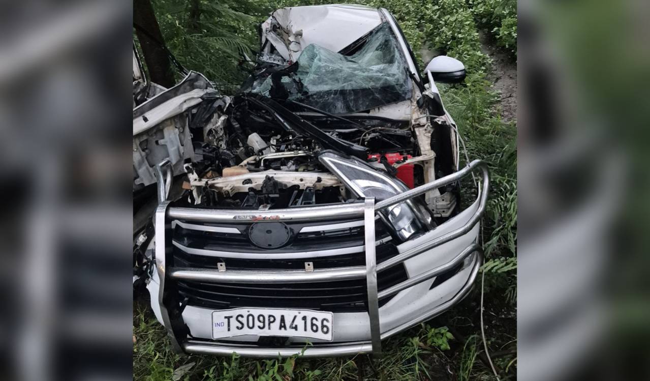 SI, driver injured in a road accident in Khammam’s Tirumalayapalem