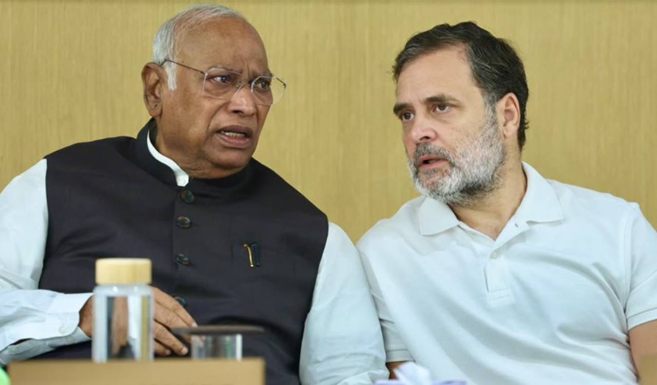 Kharge urges PM’s resignation, removal of poll chief at CWC meet