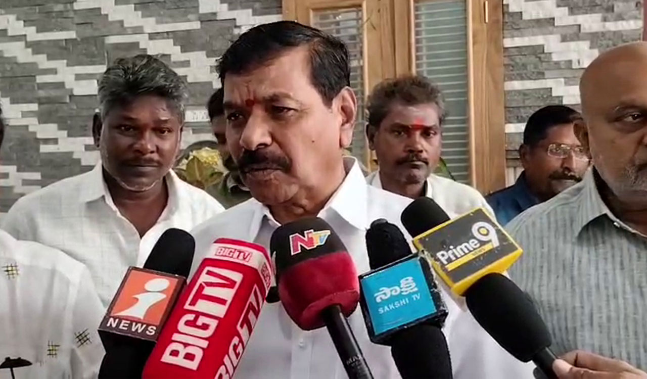Saraiah challenges Surekha to quit MLA post, contest as an independent from Warangal (East)