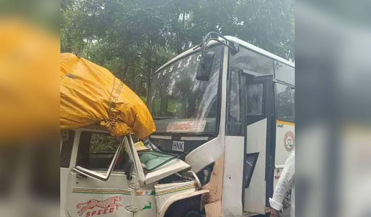 Fifteen members of a family injured in Mulugu road accident