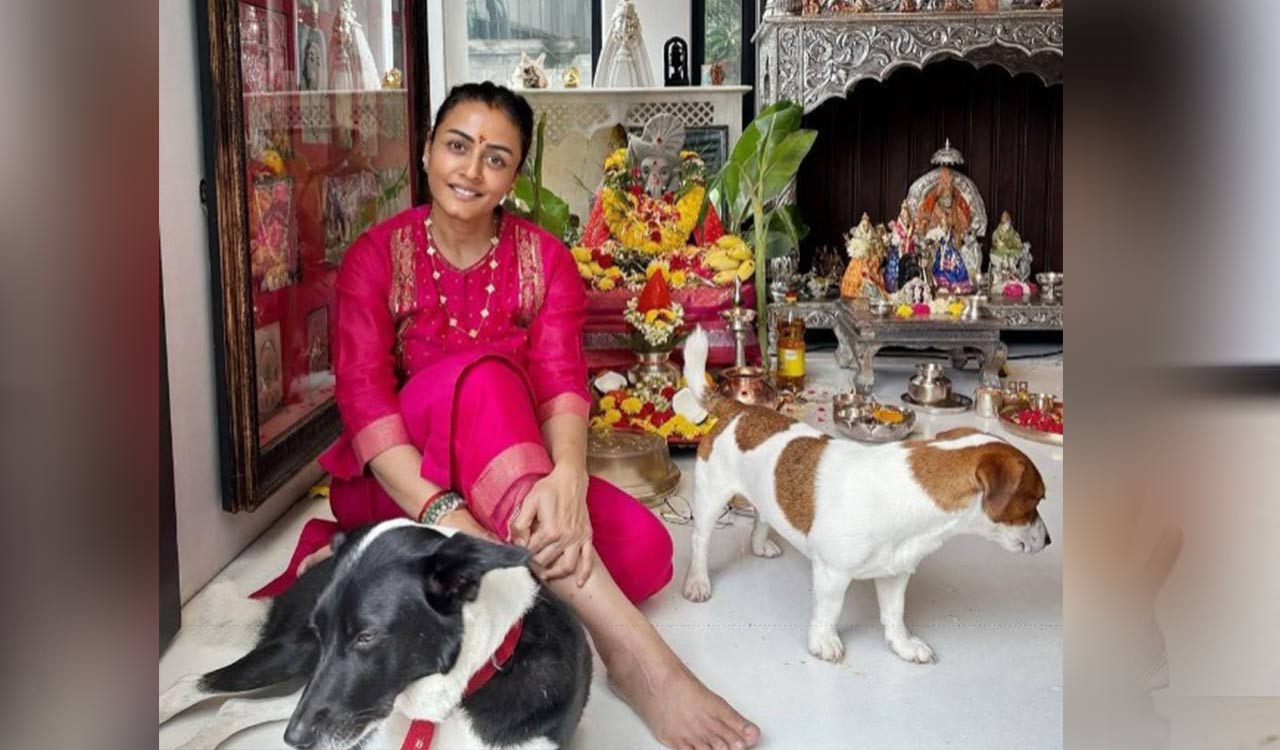 Namrata Shirodkar gives glimpse of in-house Ganpati Visarjan with daughter Sitara and son Gautam