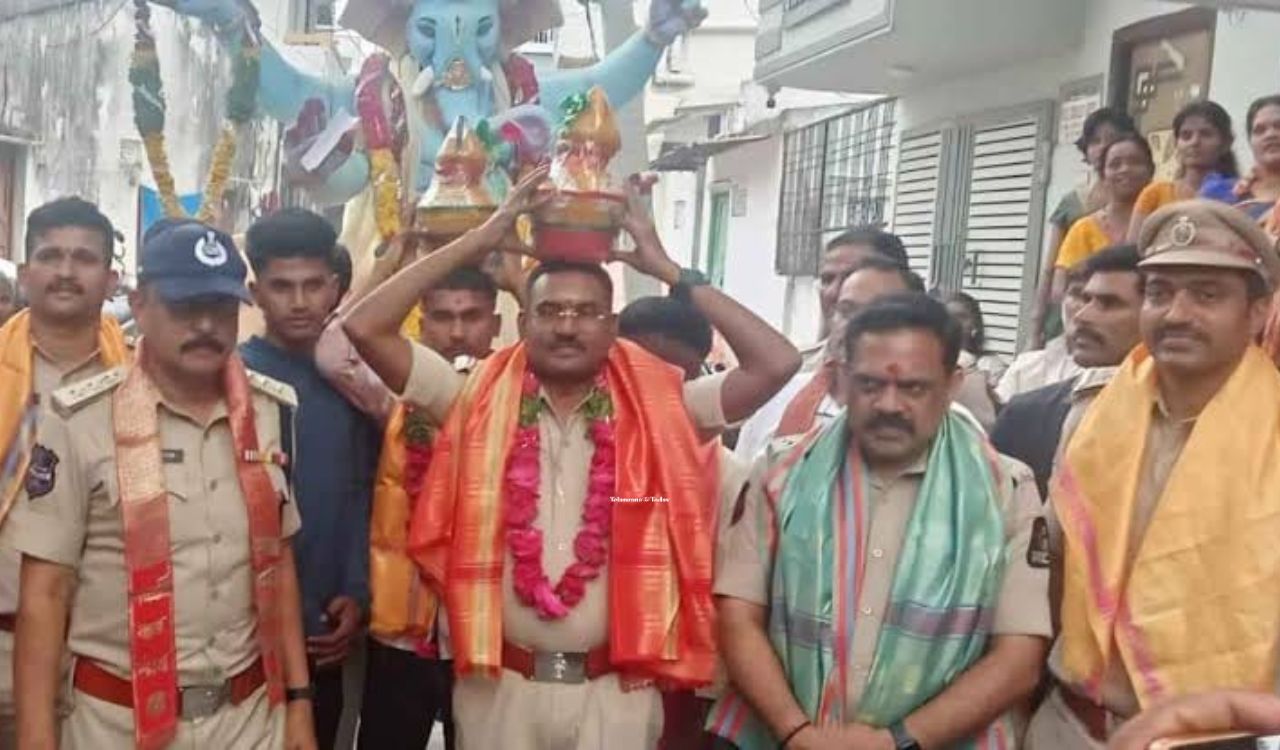 Hyderabad: Kalapathar police buy Ganesh laddu for Rs 33,000 at Mochi Colony auction