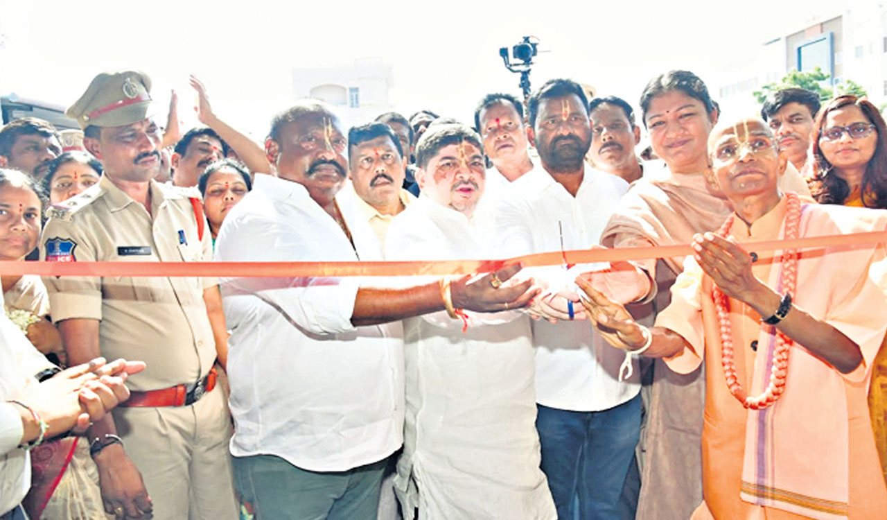 Minister Ponnam Prabhakar inaugurates community kitchen in Karimnagar
