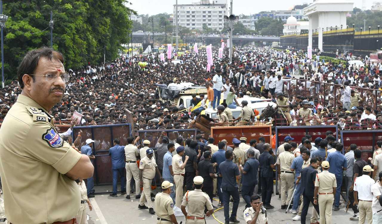 Hyderabad Police monitor Ganesh idol immersion from Command and Control Centre