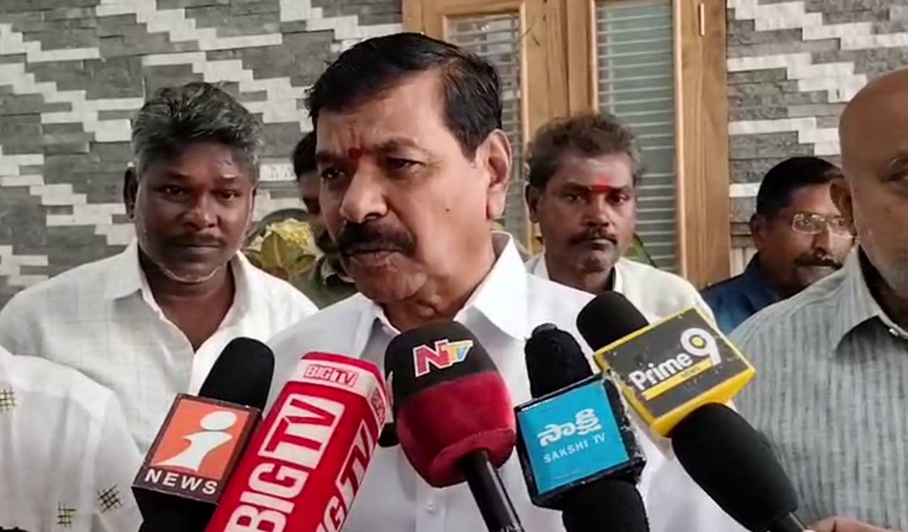 Warangal Congress MLC Saraiah dares Konda Surekha to resign, contest as Independent
