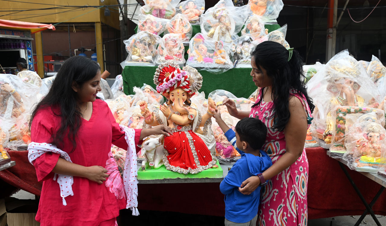 Hyderabad: Gudimalkapur flower market gears up for Ganesh Chaturthi rush