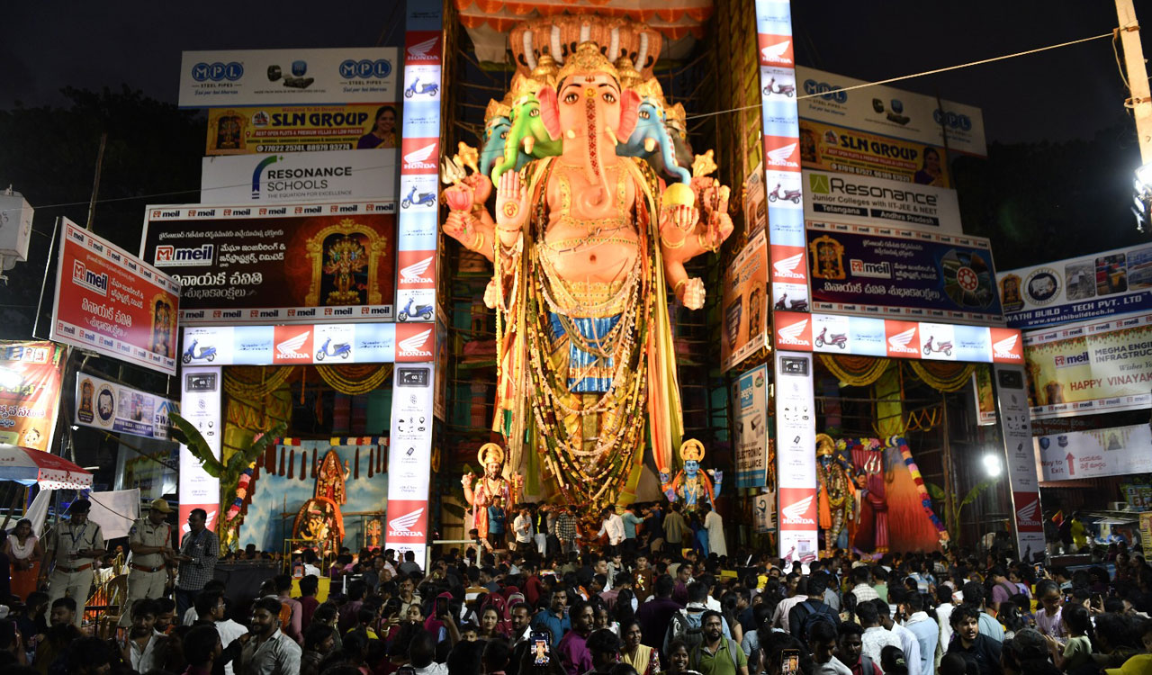 Khairatabad Ganesh pandal draws huge crowds, traffic gridlocked