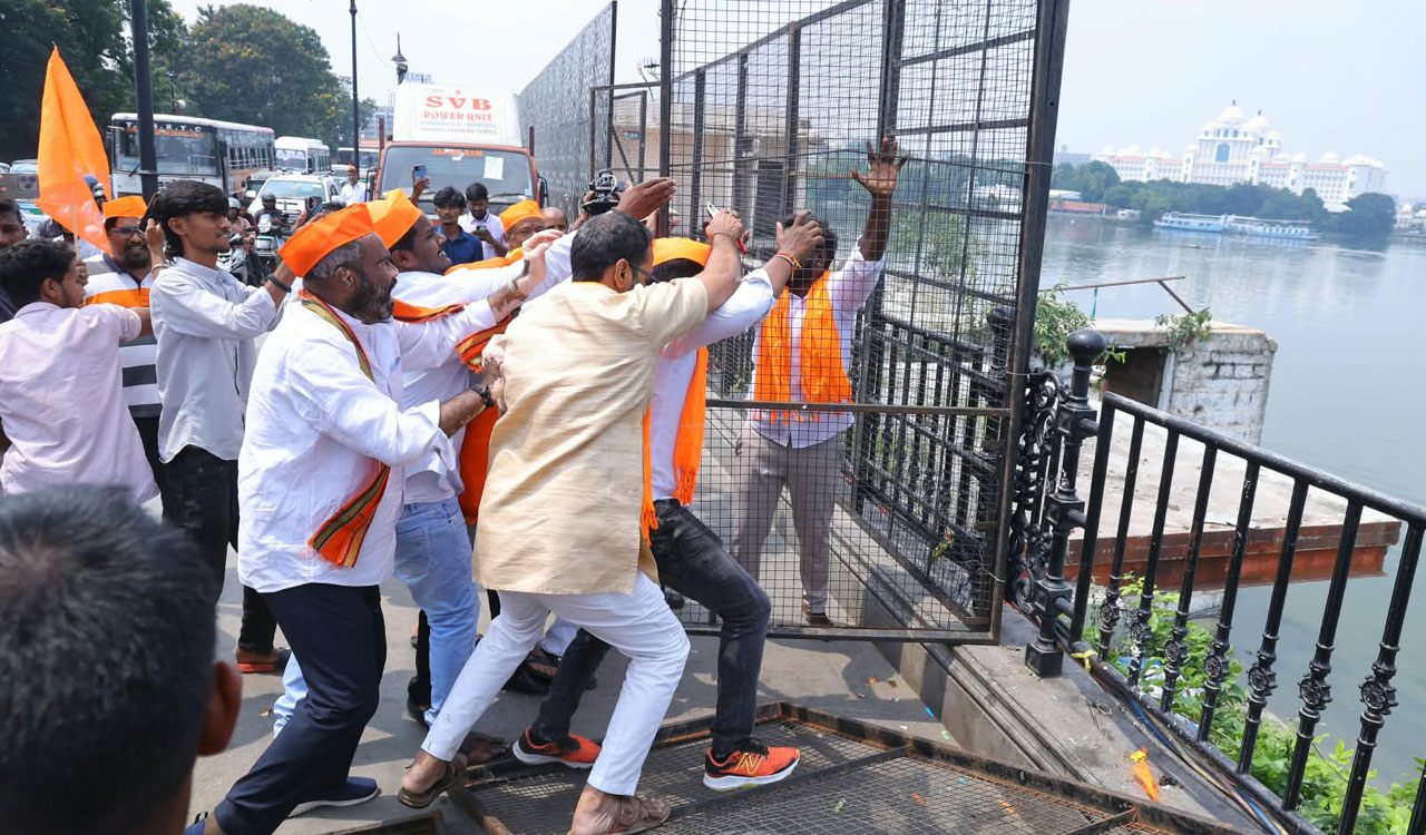 Tension at Tank Bund as Ganesh Utsav Samithi protests barricading