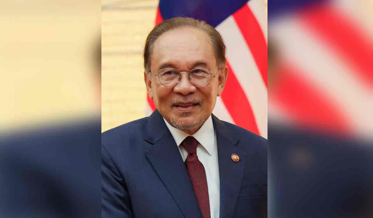 Anwar Ibrahim sings Kishore Kumar song at piano, wins hearts online