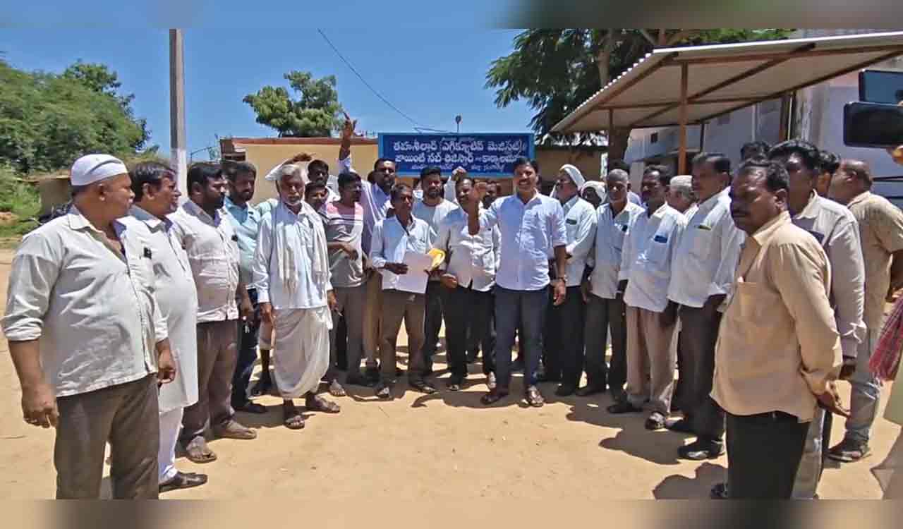 Farmers protest at Nizampet Tahsildar office, accuses MRO of turning corrupt