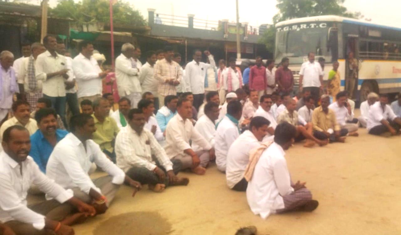 Farmers stage protest over power cuts in Nagarkurnool