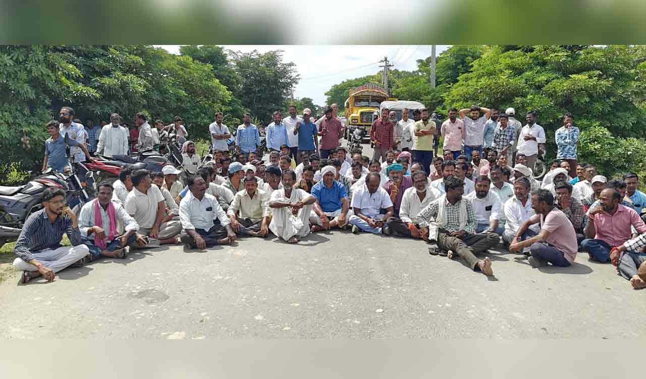 Farmers from several villages block traffic demanding power for 15 hrs a day in Nirmal