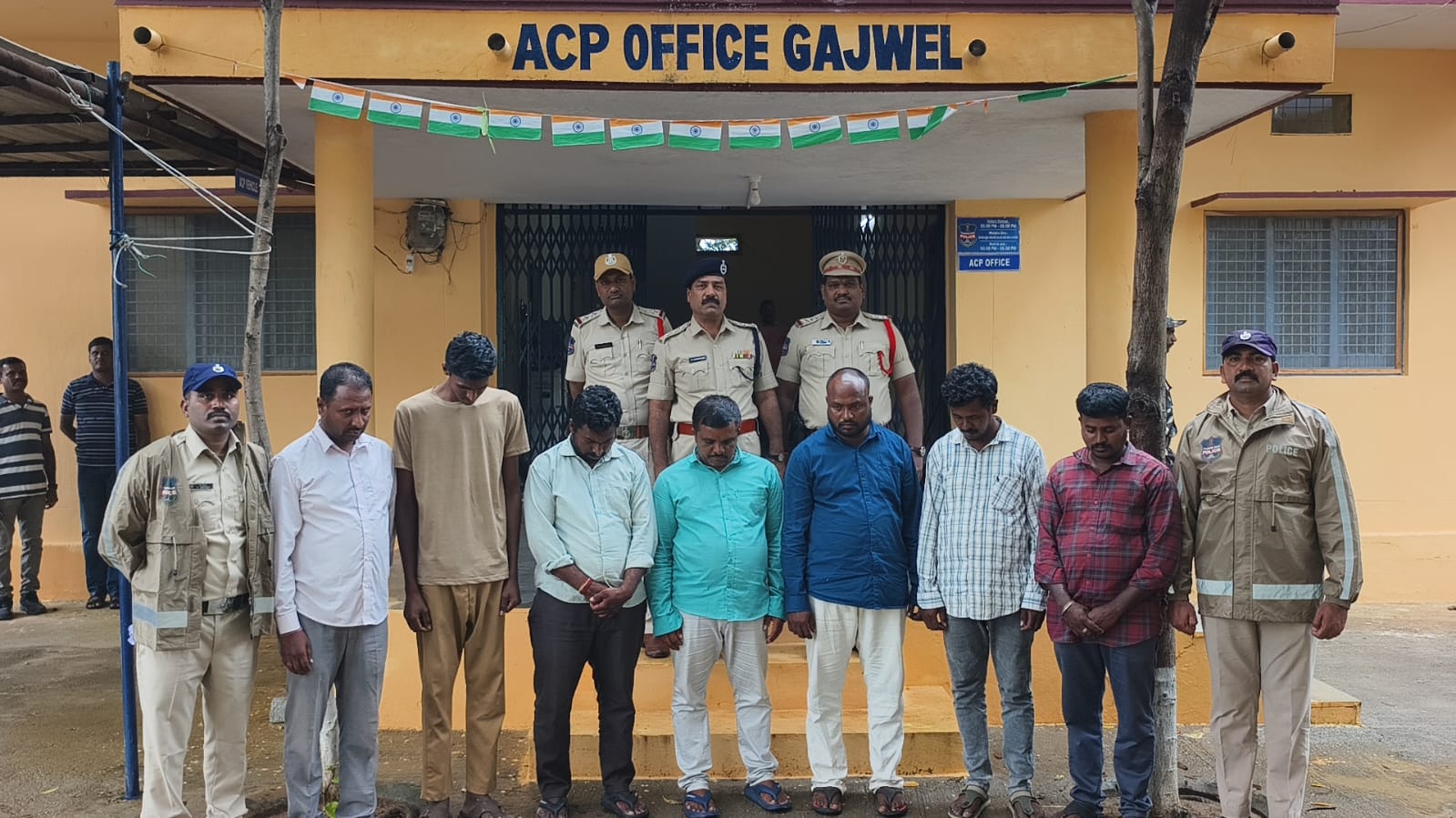 Police arrest BRS leaders over turmeric water protest near KCR’s residence