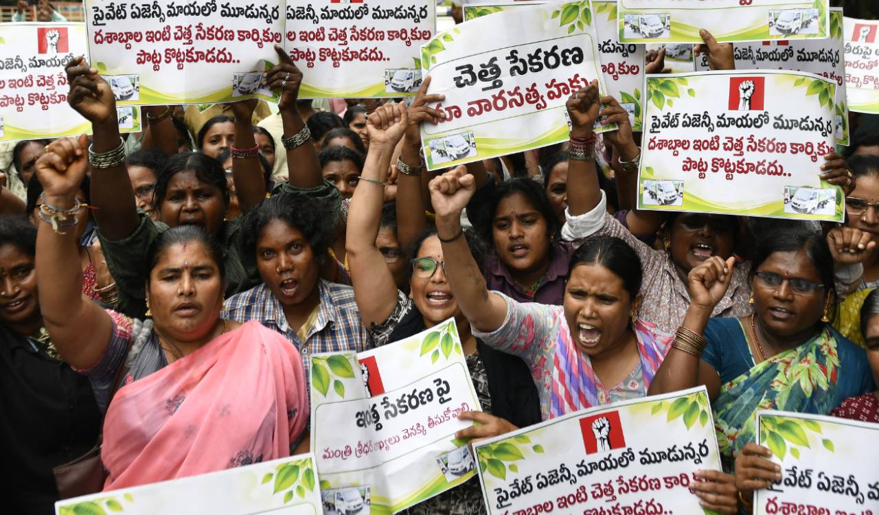 Sanitation workers protest GHMC privatisation of garbage collection near Assembly