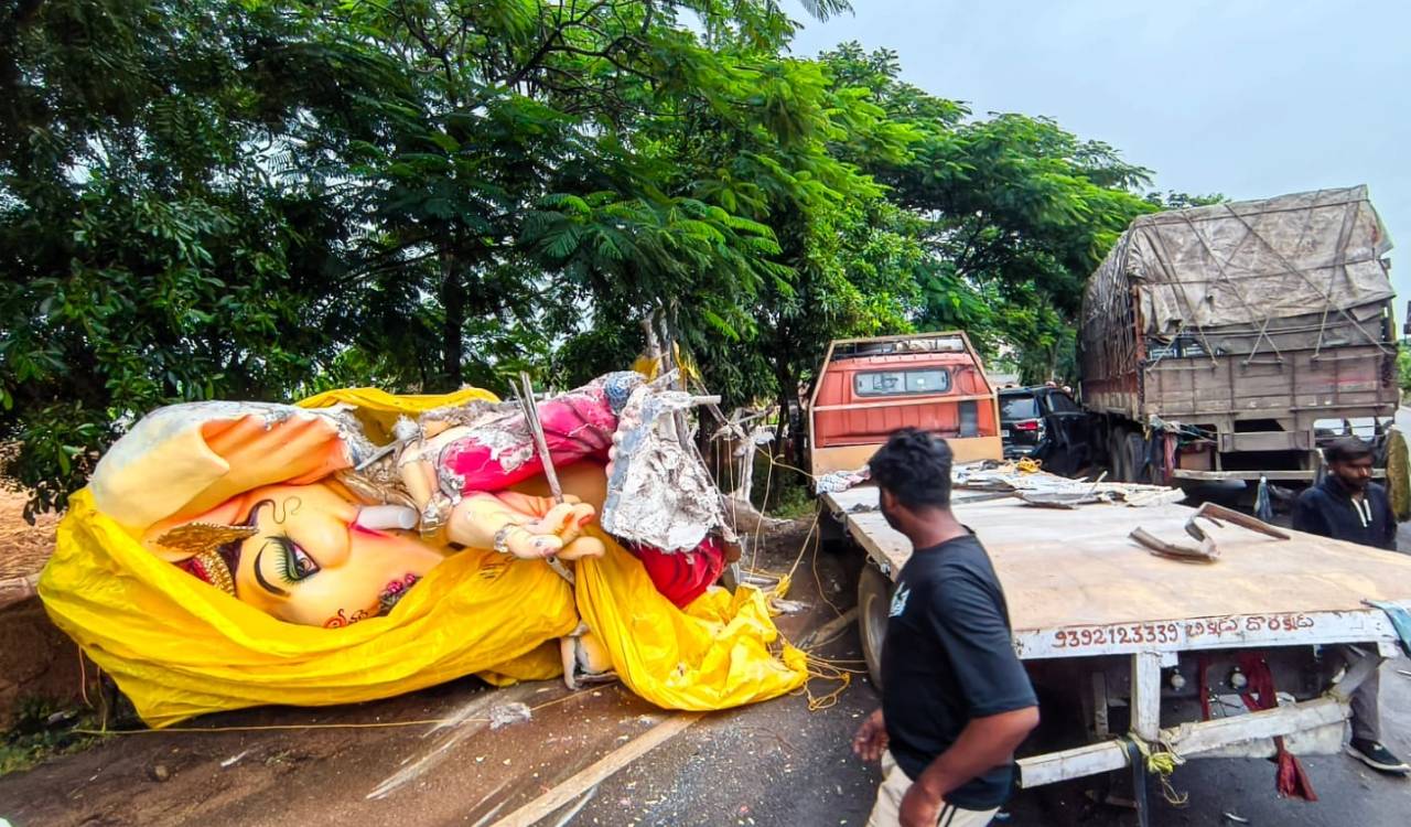 Massive Ganesha idol damaged after lorry rams truck near Gajwel