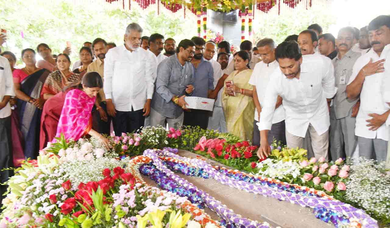 Jagan, Sharmila pay tributes to YSR on his 17th death anniversary