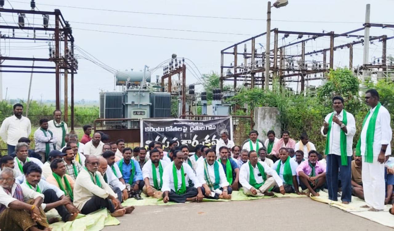 Khammam: Farmers lay siege to substation at Kandukur over power cuts