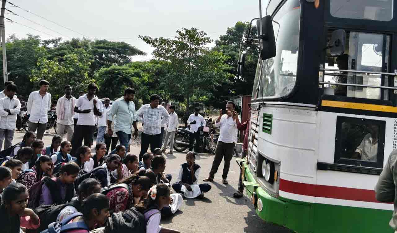 Students stage rasta-roko at Belapur, demand special buses to reach schools, colleges