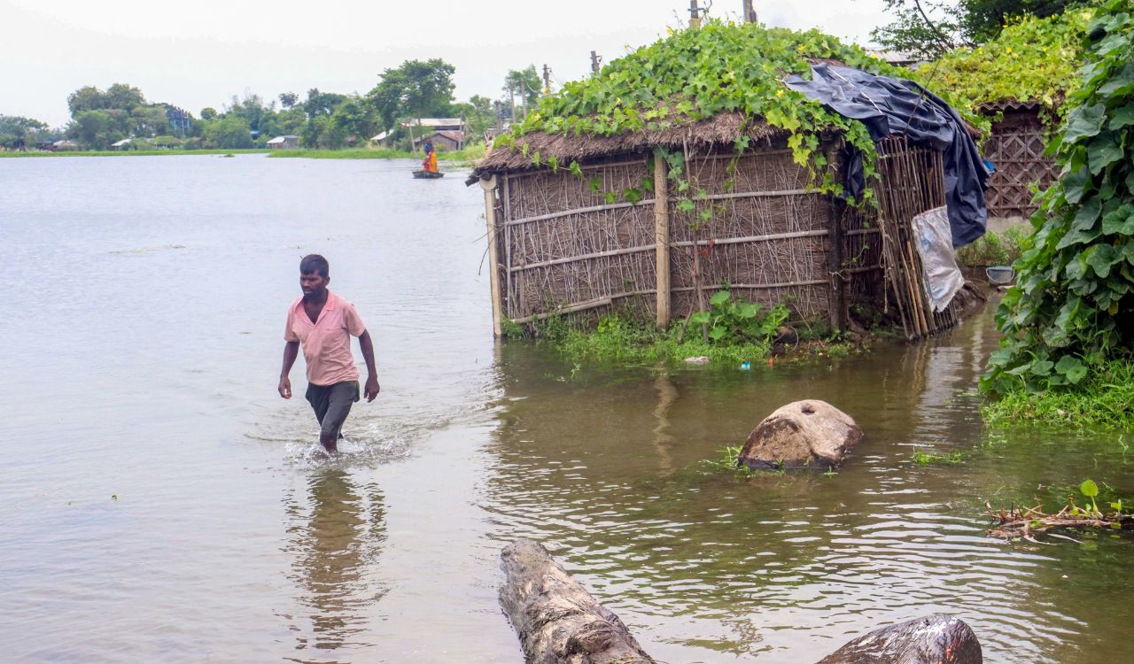 Bihar floods: Gandak breaches embankments, enters new areas of Saran