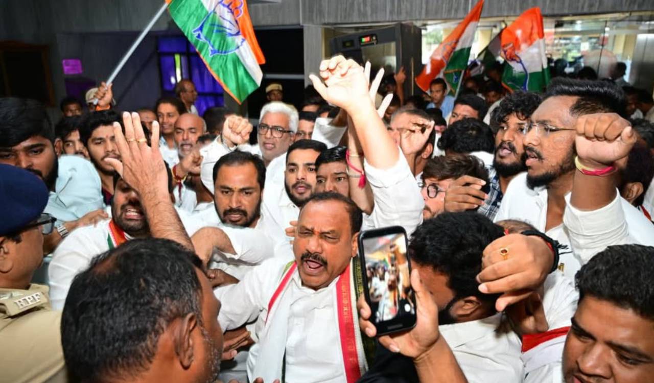 Congress leaders protest at Rail Nilayam over denial of special train to Delhi
