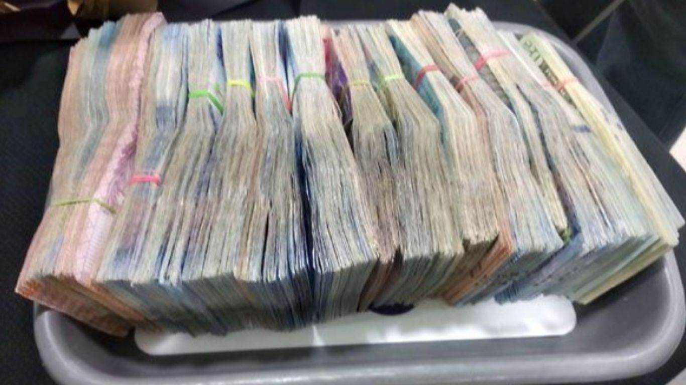 DRI seizes foreign currency worth Rs 1.56 crore at RGIA