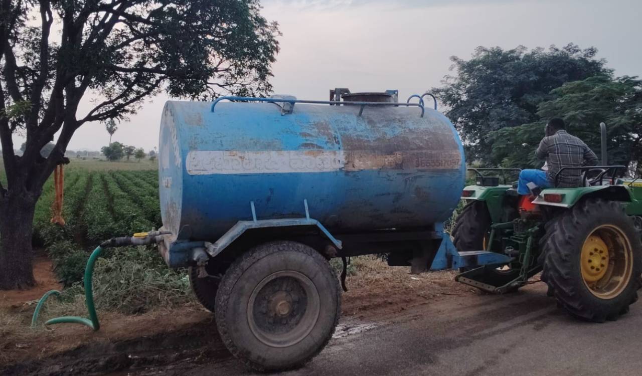 Gadwal farmers buy tanker water to save crops, yet supply woes persist