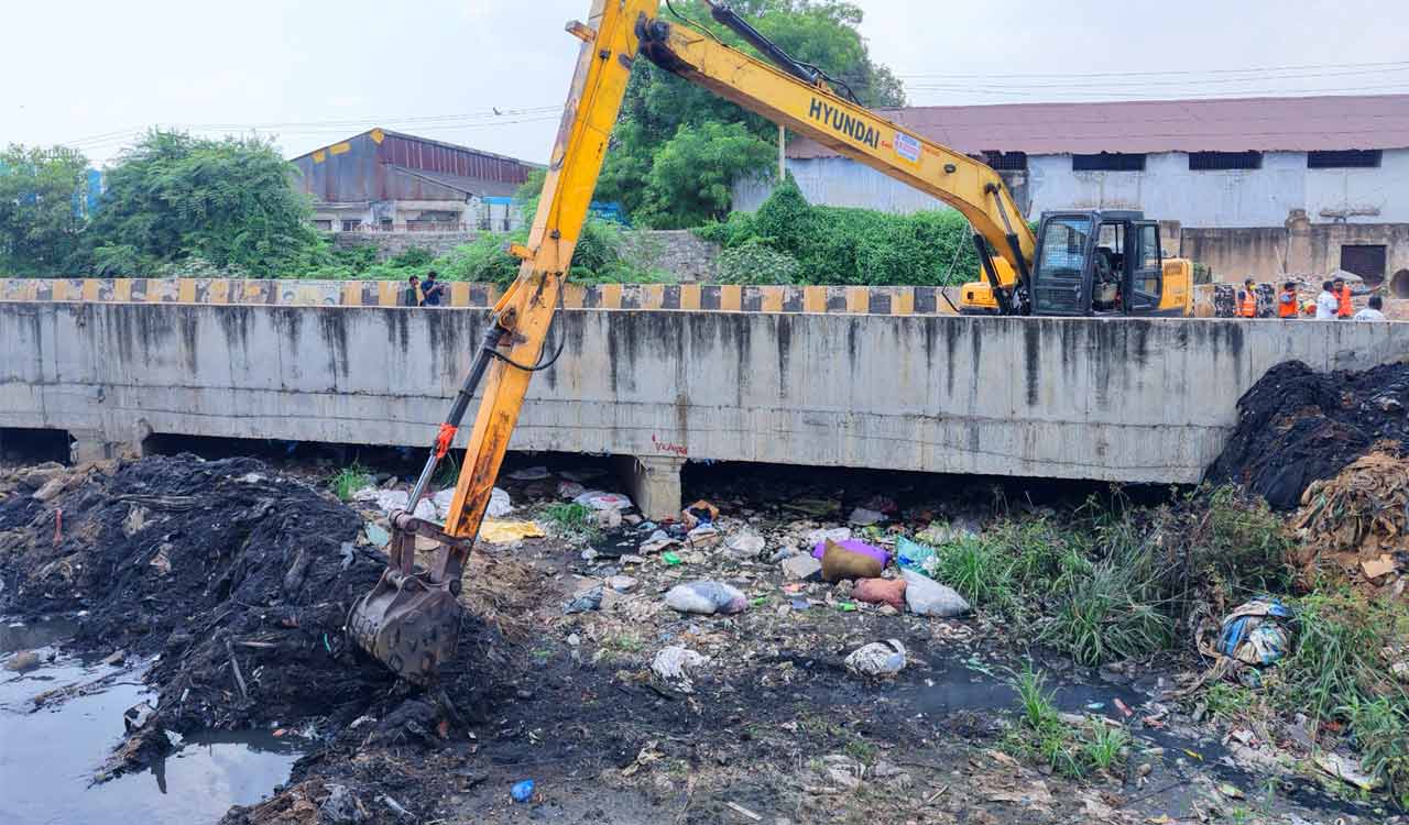 Hyderabad: HYDRAA begins desilting 3-km drain stretch to tackle flooding in Fatehnagar-Balanagar