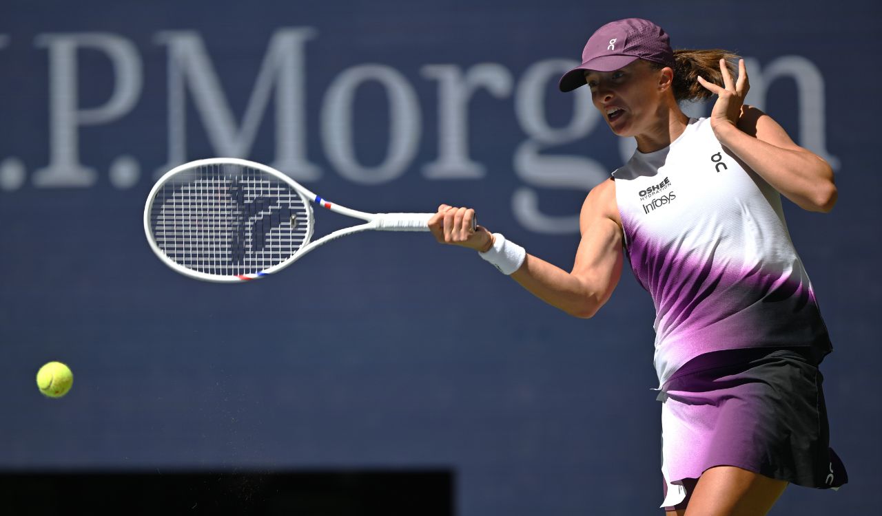 Swiatek survives Vekic scare, rallies to reach China Open last 16